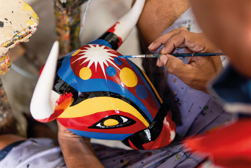 artisan painting in artisan workshops. 
