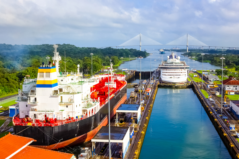 Barcos colombianos llegando al Canal de Panamá.