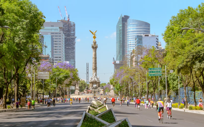 Vista de una calle de Ciuda de México durante un día soleado, un destino de las principales exportaciones de Colombia.