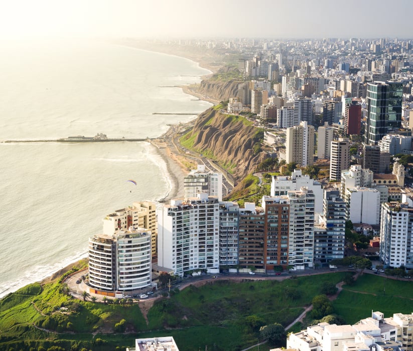 Vista aérea de edificios en Lima, Perú.