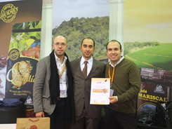 Gustavo Villota, director marketing, y Juan Pablo Villota, director de Café San Alberto, ganaron el premio al producto del año en World Food Moscow por sus cafés especiales tipo super-premium. Los acompaña Andrei Agreda Rudenko (centro), director de la oficina comercial de PROCOLOMBIA en Rusia.